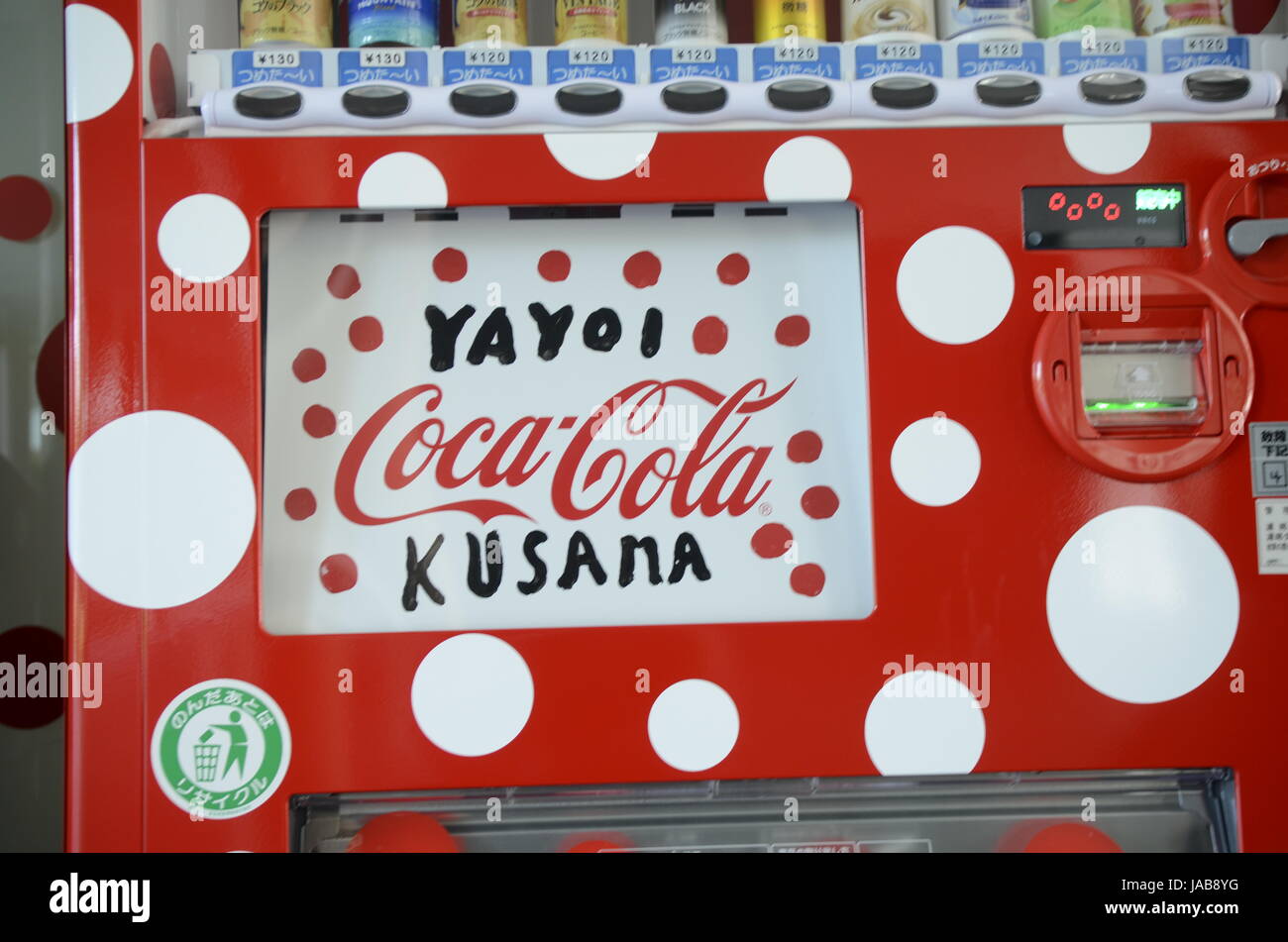 YAYOI KUSAMA - un pienamente funzionale Coca Cola distributore a Matsumoto City Museum of Art di Matsumoto, Prefettura di Nagano, Giappone - 28 lug 2012. Photo credit: George mento/IconicPix Foto Stock