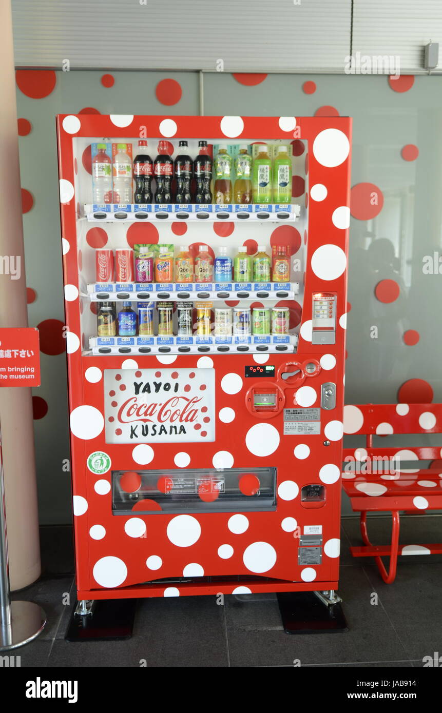 YAYOI KUSAMA - un pienamente funzionale Coca Cola distributore a Matsumoto City Museum of Art di Matsumoto, Prefettura di Nagano, Giappone - 28 lug 2012. Photo credit: George mento/IconicPix Foto Stock