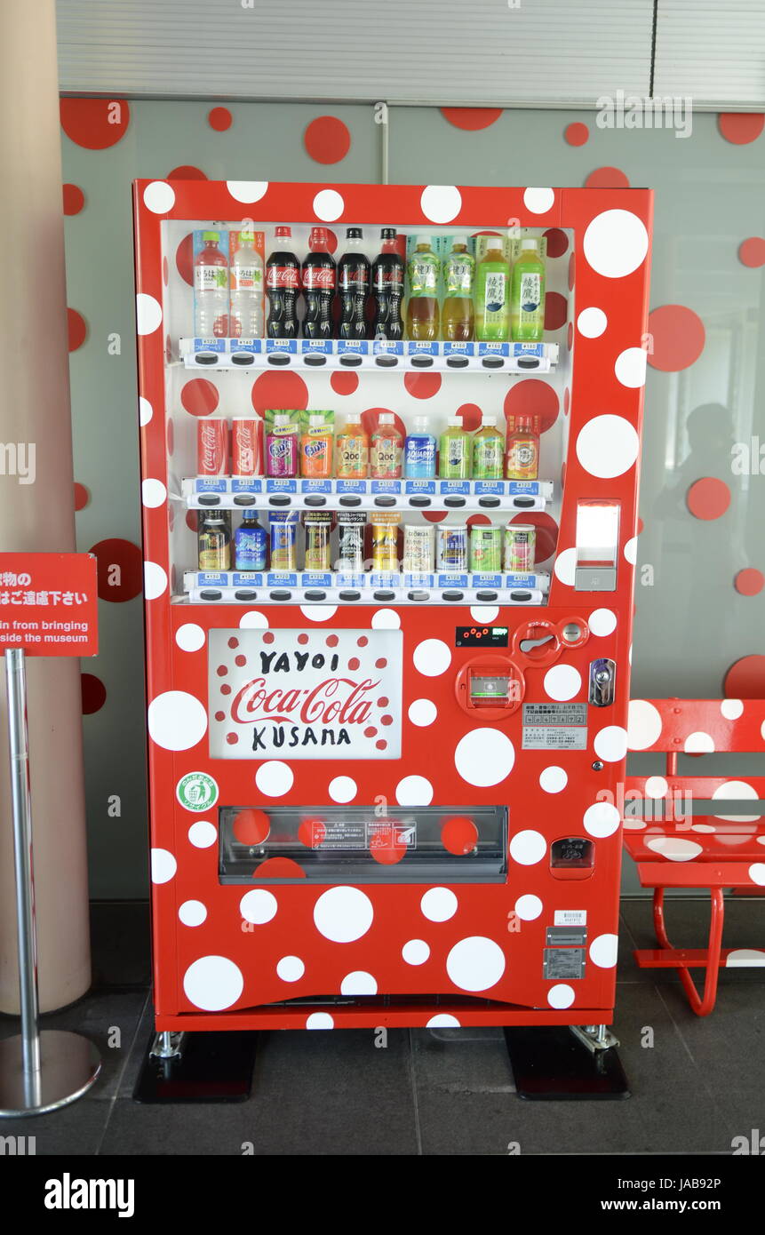 YAYOI KUSAMA - un pienamente funzionale Coca Cola distributore a Matsumoto City Museum of Art di Matsumoto, Prefettura di Nagano, Giappone - 28 lug 2012. Photo credit: George mento/IconicPix Foto Stock