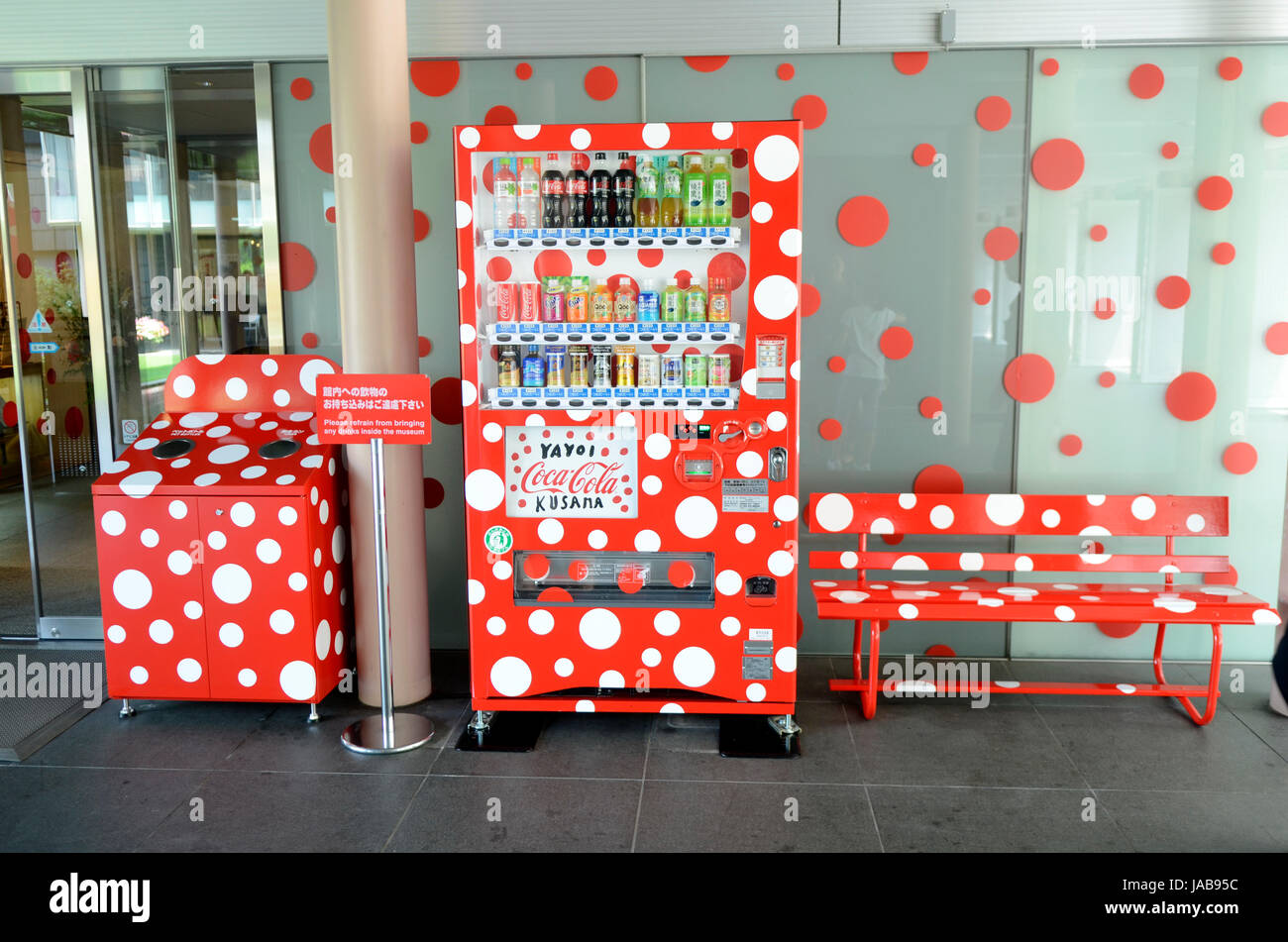 YAYOI KUSAMA - un pienamente funzionale Coca Cola distributore, cestino e banco a Matsumoto City Museum of Art di Matsumoto, Prefettura di Nagano, Giappone - 28 lug 2012. Photo credit: George mento/IconicPix Foto Stock