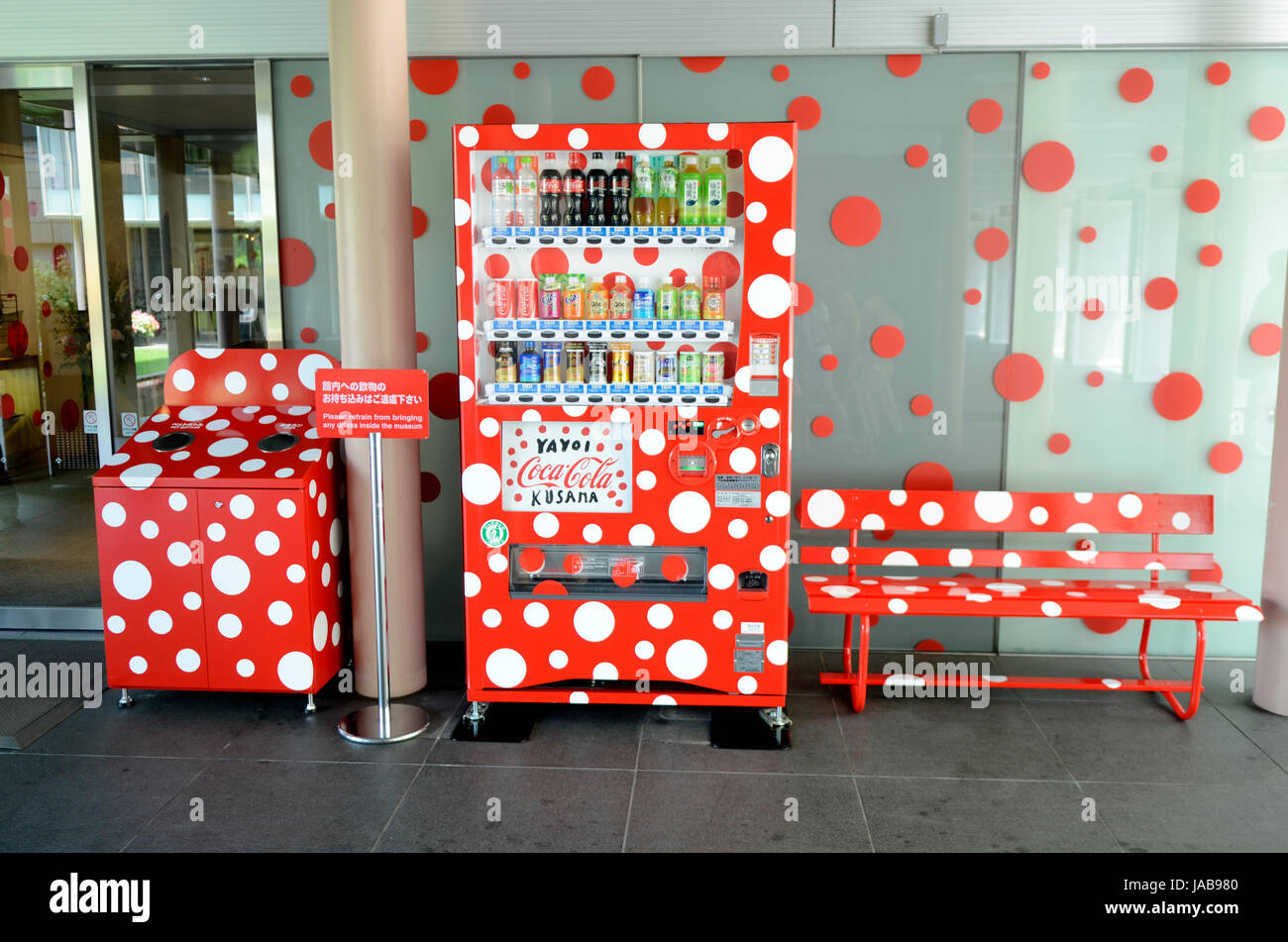 YAYOI KUSAMA - un pienamente funzionale Coca Cola distributore, cestino e banco a Matsumoto City Museum of Art di Matsumoto, Prefettura di Nagano, Giappone - 28 lug 2012. Photo credit: George mento/IconicPix Foto Stock