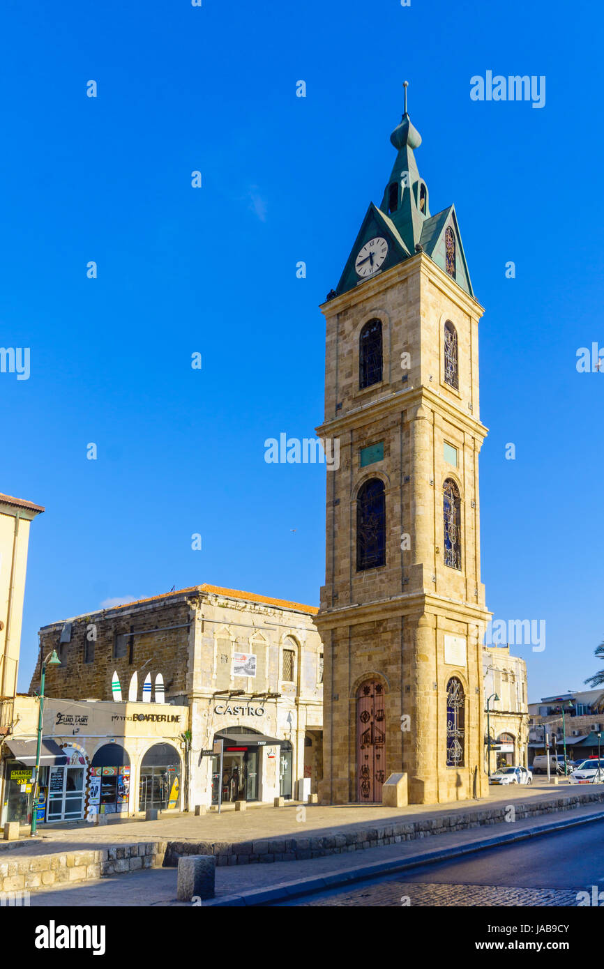 A TEL AVIV, Israele - 02 giugno 2017: vista del Jaffa Clock Tower, con le imprese locali, ora parte di Tel Aviv-Yafo, Israele Foto Stock