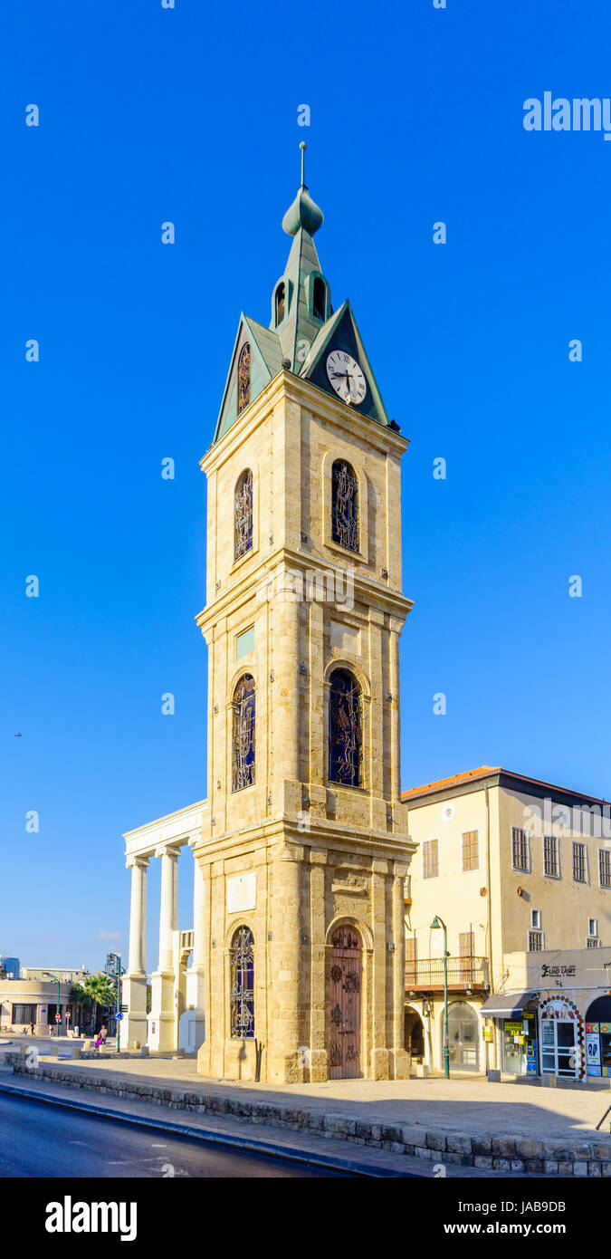 A TEL AVIV, Israele - 02 giugno 2017: vista del Jaffa Clock Tower, con le imprese locali, ora parte di Tel Aviv-Yafo, Israele Foto Stock