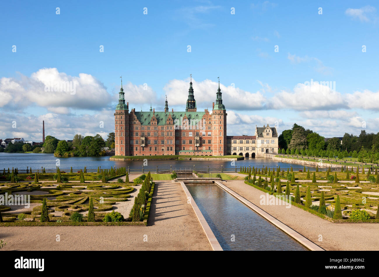 Il Castello di Frederiksborg in stile rinascimentale olandese e il giardino barocco di Hillerød, North Sealand, Danimarca, in una mattinata estiva al sole. Foto Stock