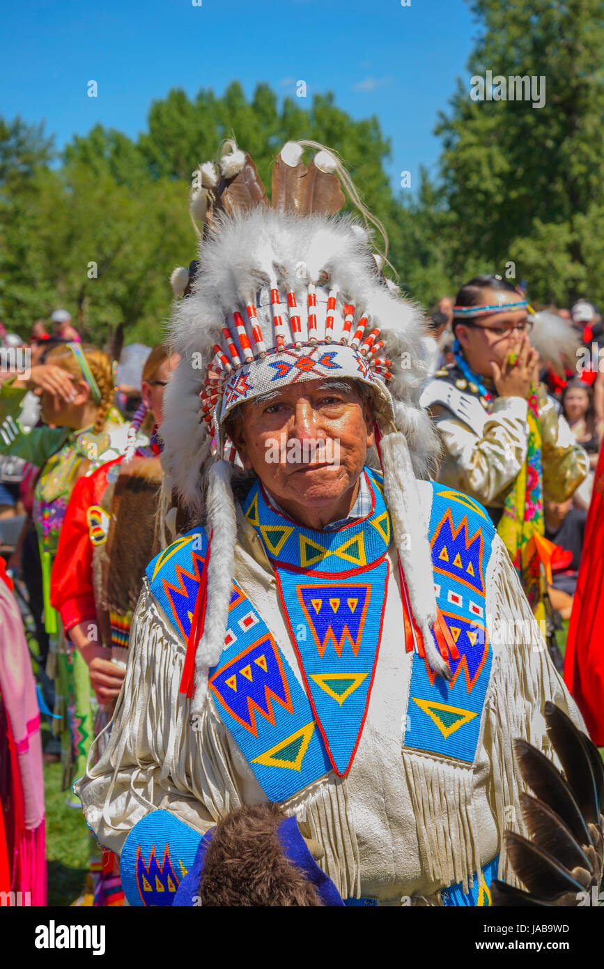 Indiani delle pianure sambuco con copricapo in Canada giorno Pow Wow, Princes Isola, Calagary, Alberta, Canada Foto Stock