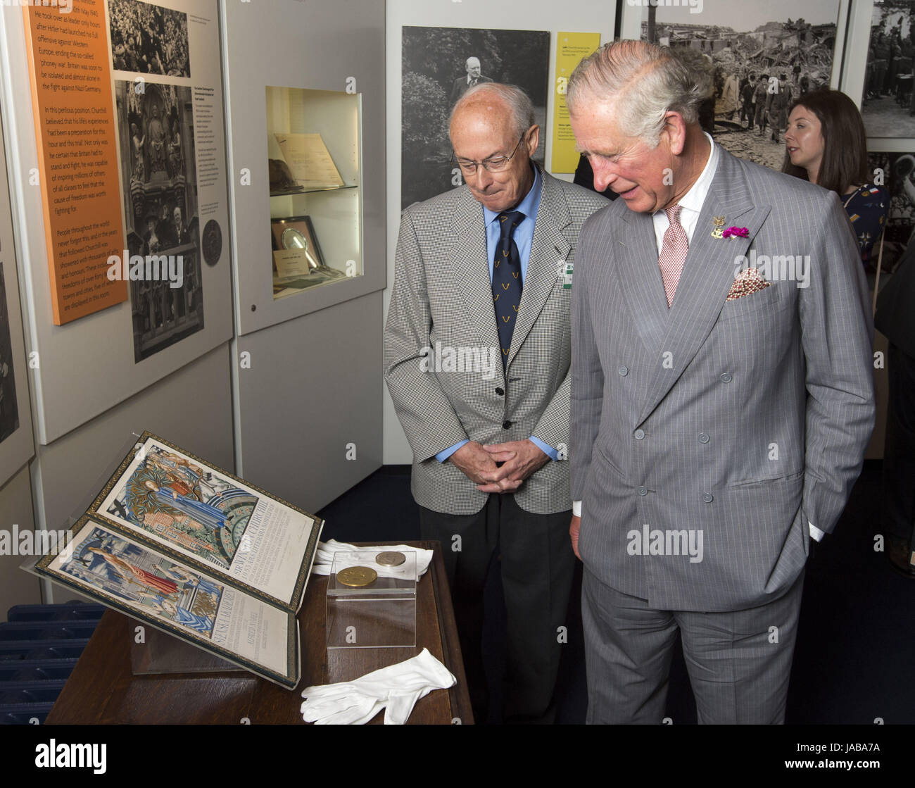 Ritrasmesso per correggere il nome del premio il Principe di Galles, Presidente del National Trust, guarda a Sir Winston Churchill il Premio Nobel per la letteratura premio come egli visiti il Chartwell House, Kent, l'ex casa di campagna di Churchill che ha subito un restauro. Foto Stock