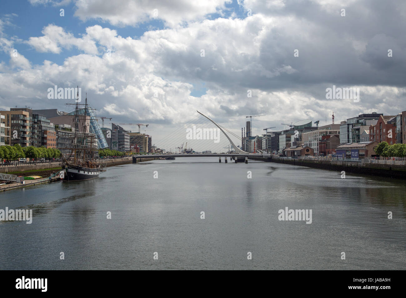 Una vista del fiume Liffey e Dublin Docklands area nella città di Dublino, Irlanda Foto Stock