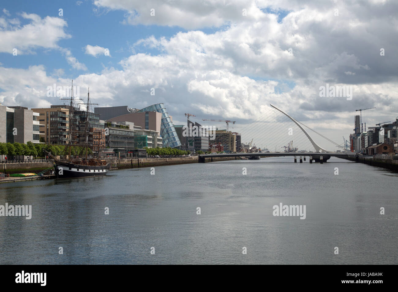 Una vista del fiume Liffey e Dublin Docklands area nella città di Dublino, Irlanda Foto Stock