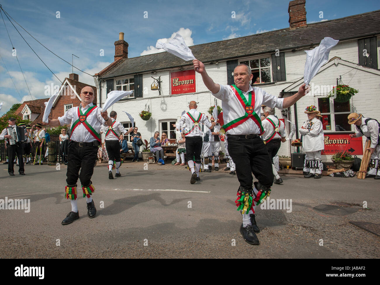 Thaxted Morris Weekend 3-4 giugno 2017 una riunione degli Stati club dell'anello di Morris celebra il novantesimo anniversario di fondazione della Thaxted Morris Dancing lato o team di Thaxted, a nord-ovest dell' Essex, Inghilterra England Regno Unito. Colchester lato dance presso il Crown pub al piccolo Walden Essex. Centinaia di Morris ballerine provenienti dal Regno Unito e quest'anno il Silkeborg lato dalla Danimarca trascorrono la maggior parte del sabato la danza al di fuori del pub nelle vicinanze di villaggi dove consumare molta birra. Nel tardo pomeriggio tutti i lati si radunano in Thaxted dove ammassato il ballo è eseguita lungo la strada della città. Come tenebre cascate attraverso Thaxted il Foto Stock