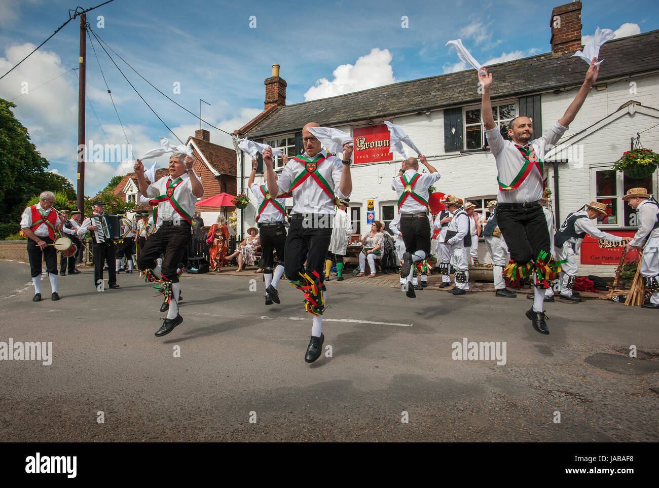 Thaxted Morris Weekend 3-4 giugno 2017 una riunione degli Stati club dell'anello di Morris celebra il novantesimo anniversario di fondazione della Thaxted Morris Dancing lato o team di Thaxted, a nord-ovest dell' Essex, Inghilterra England Regno Unito. Colchester lato dance presso il Crown pub al piccolo Walden Essex. Centinaia di Morris ballerine provenienti dal Regno Unito e quest'anno il Silkeborg lato dalla Danimarca trascorrono la maggior parte del sabato la danza al di fuori del pub nelle vicinanze di villaggi dove consumare molta birra. Nel tardo pomeriggio tutti i lati si radunano in Thaxted dove ammassato il ballo è eseguita lungo la strada della città. Come tenebre cascate attraverso Thaxted il Foto Stock