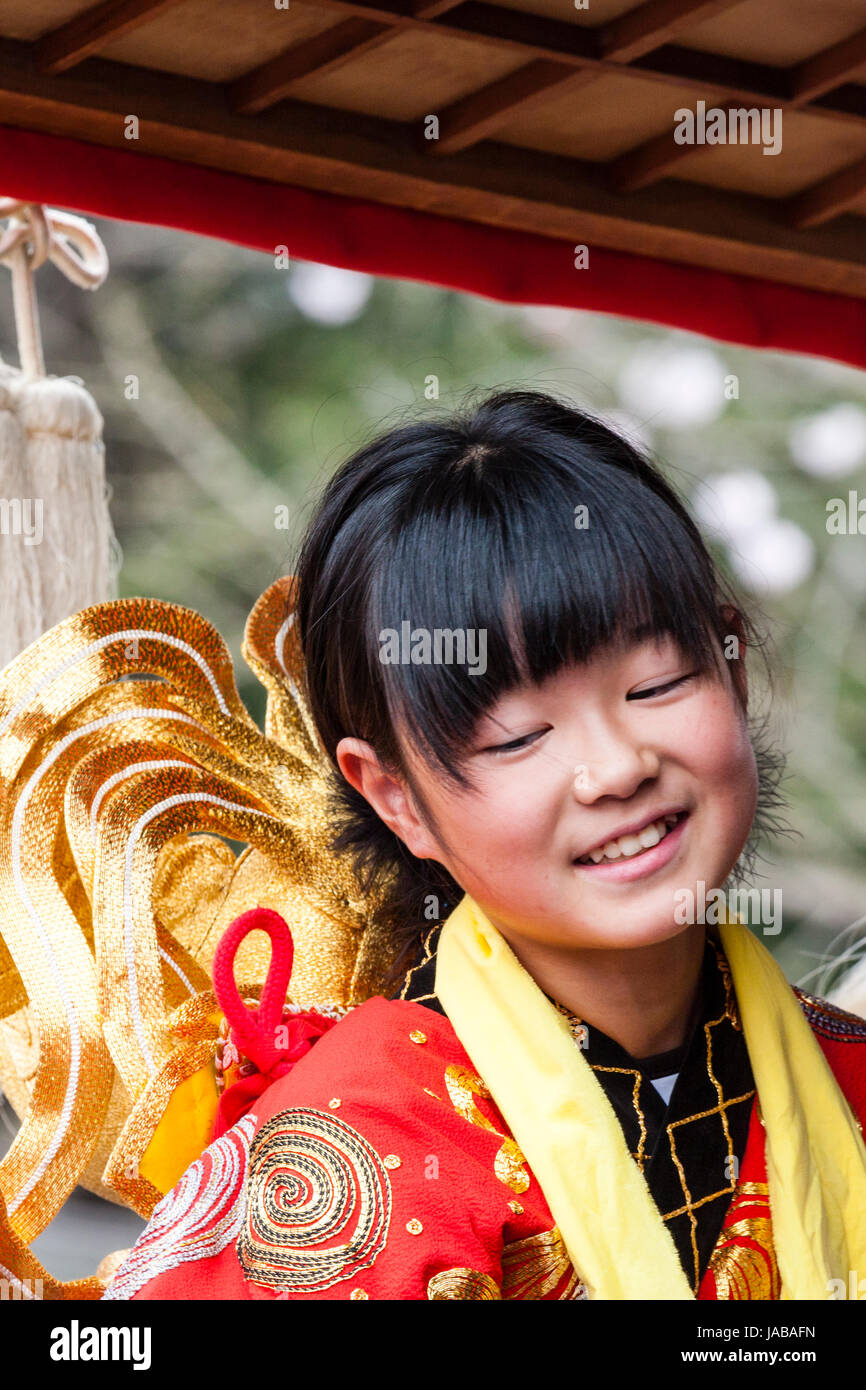 Giapponese, ragazzo asiatico, ragazza, 6-7 anni, testa e spalle, rivolta, sorridente con gli occhi chiusi. Viso carino. Foto Stock