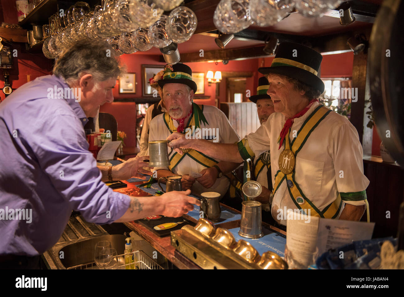 Thaxted Morris Weekend 3-4 giugno 2017 una riunione degli Stati club dell'anello di Morris celebra il novantesimo anniversario di fondazione della Thaxted Morris Dancing lato o team di Thaxted, a nord-ovest dell' Essex, Inghilterra England Regno Unito. I membri di Longman lato da Eastbourne ordinare il loro primo Beers del giorno alle 10.00 presso il Crown pub al piccolo walden Essex. Centinaia di Morris ballerine provenienti dal Regno Unito e quest'anno il Silkeborg lato dalla Danimarca trascorrono la maggior parte del sabato la danza al di fuori del pub nelle vicinanze di villaggi dove consumare molta birra. Nel tardo pomeriggio tutti i lati si radunano in Thaxted dove ammassato il ballo è per Foto Stock