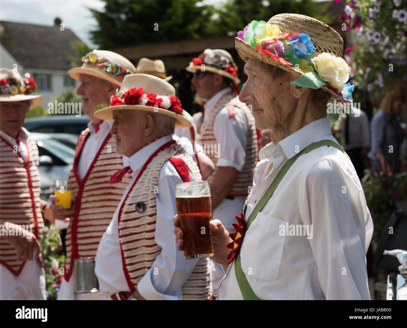 Thaxted Morris Weekend 3-4 giugno 2017 una riunione degli Stati club dell'anello di Morris celebra il novantesimo anniversario di fondazione della Thaxted Morris Dancing lato o team di Thaxted, a nord-ovest dell' Essex, Inghilterra UK. ballare e bere birra a cavallo e lo Sposo pub al Cornish Hall fine, Essex. Centinaia di Morris ballerine provenienti dal Regno Unito e quest'anno il Silkeborg lato dalla Danimarca trascorrono la maggior parte del sabato la danza al di fuori del pub nelle vicinanze di villaggi dove consumare molta birra. Nel tardo pomeriggio tutti i lati si radunano in Thaxted dove ammassato il ballo è eseguita lungo la strada della città. Come tenebre cade Foto Stock