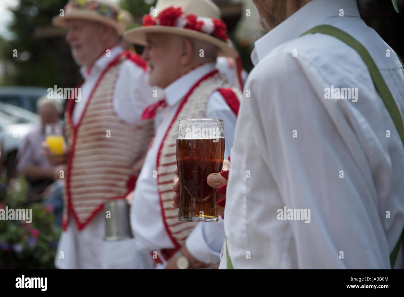 Thaxted Morris Weekend 3-4 giugno 2017 una riunione degli Stati club dell'anello di Morris celebra il novantesimo anniversario di fondazione della Thaxted Morris Dancing lato o team di Thaxted, a nord-ovest dell' Essex, Inghilterra UK. ballare e bere birra a cavallo e lo Sposo pub al Cornish Hall fine, Essex. Centinaia di Morris ballerine provenienti dal Regno Unito e quest'anno il Silkeborg lato dalla Danimarca trascorrono la maggior parte del sabato la danza al di fuori del pub nelle vicinanze di villaggi dove consumare molta birra. Nel tardo pomeriggio tutti i lati si radunano in Thaxted dove ammassato il ballo è eseguita lungo la strada della città. Come tenebre cade Foto Stock