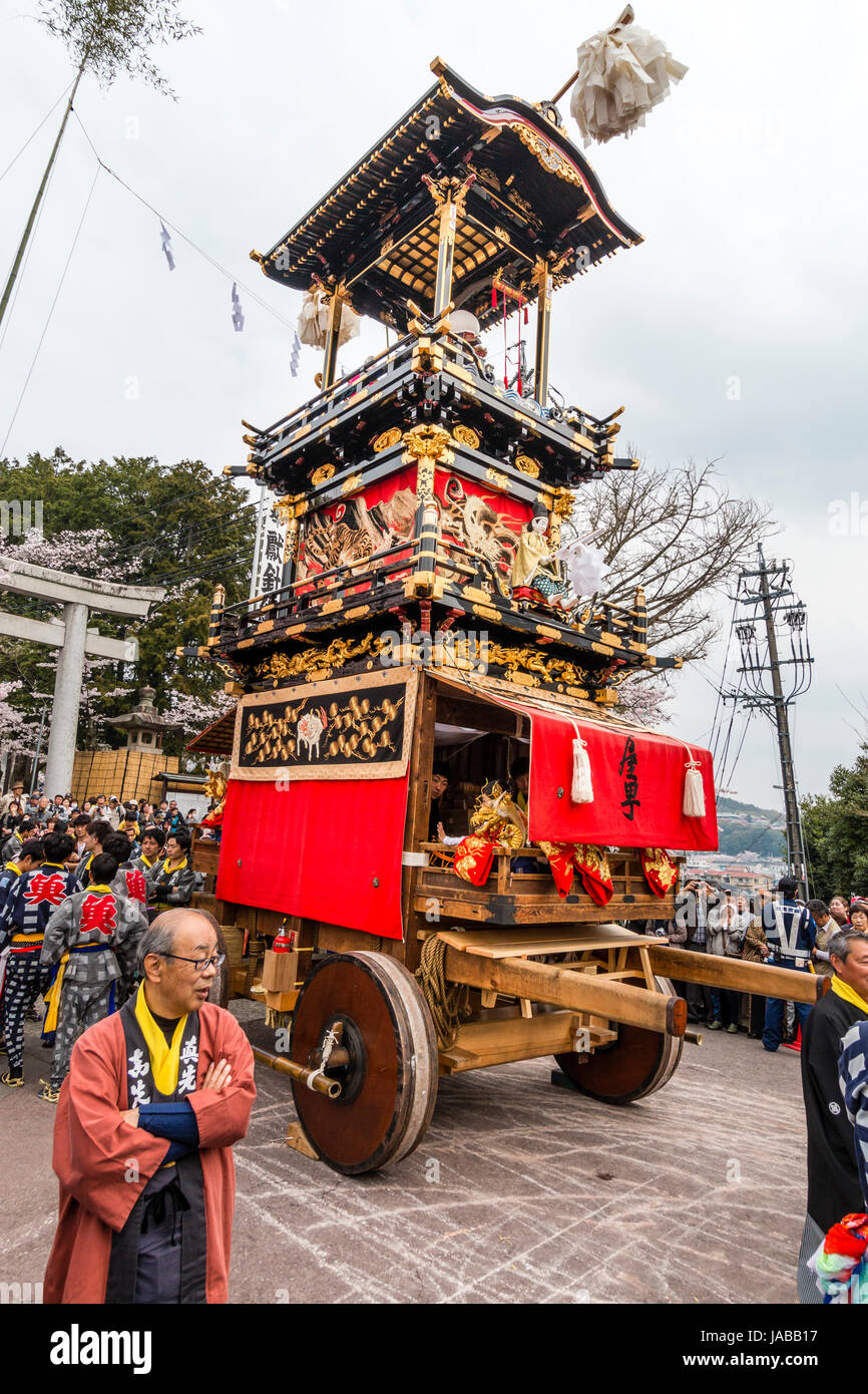 Inuyama festival in Giappone. Il dashi in flottazione, aka yama o yatai, in  piedi dalla Porta Torii di Sacrario Haritsuna. Karakuri marionette  meccaniche sulla parte superiore del galleggiante Foto stock - Alamy