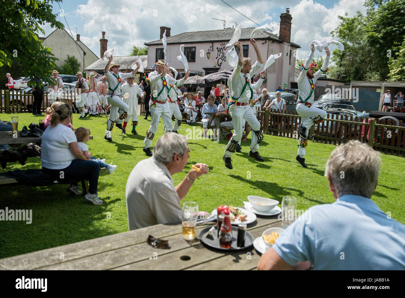 Thaxted Morris Weekend 3-4 giugno 2017 una riunione degli Stati club dell'anello di Morris celebra il novantesimo anniversario di fondazione della Thaxted Morris Dancing lato o team di Thaxted, a nord-ovest dell' Essex, Inghilterra England Regno Unito. Cambridge Morris dancing lato eseguire presso il cavallo e lo Sposo pub, Cornish Hall fine, Essex. Centinaia di Morris ballerine provenienti dal Regno Unito e quest'anno il Silkeborg lato dalla Danimarca trascorrono la maggior parte del sabato la danza al di fuori del pub nelle vicinanze di villaggi dove consumare molta birra. Nel tardo pomeriggio tutti i lati si radunano in Thaxted dove ammassato il ballo è eseguita lungo la strada della città. Come darkn Foto Stock