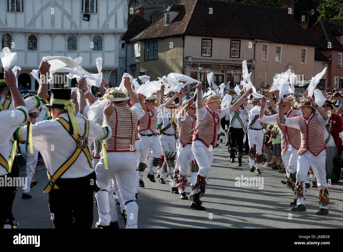 Thaxted Morris Weekend 3-4 giugno 2017 una riunione degli Stati club dell'anello di Morris celebra il novantesimo anniversario di fondazione della Thaxted Morris Dancing lato o team di Thaxted, a nord-ovest dell' Essex, Inghilterra England Regno Unito. Town Street Thaxted Essex durante la prima serata di ballo di massa attraverso la città. Centinaia di Morris ballerine provenienti dal Regno Unito e quest'anno il Silkeborg lato dalla Danimarca trascorrono la maggior parte del sabato la danza al di fuori del pub nelle vicinanze di villaggi dove consumare molta birra. Nel tardo pomeriggio tutti i lati si radunano in Thaxted dove ammassato il ballo è eseguita lungo la strada della città. Come tenebre cade Foto Stock