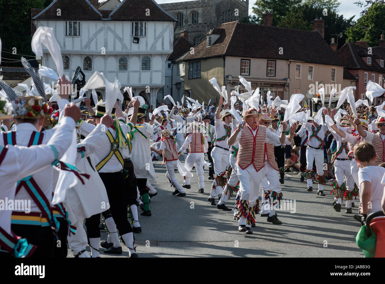 Thaxted Morris Weekend 3-4 giugno 2017 una riunione degli Stati club dell'anello di Morris celebra il novantesimo anniversario di fondazione della Thaxted Morris Dancing lato o team di Thaxted, a nord-ovest dell' Essex, Inghilterra England Regno Unito. Town Street Thaxted Essex durante la prima serata di ballo di massa attraverso la città. Centinaia di Morris ballerine provenienti dal Regno Unito e quest'anno il Silkeborg lato dalla Danimarca trascorrono la maggior parte del sabato la danza al di fuori del pub nelle vicinanze di villaggi dove consumare molta birra. Nel tardo pomeriggio tutti i lati si radunano in Thaxted dove ammassato il ballo è eseguita lungo la strada della città. Come tenebre cade Foto Stock