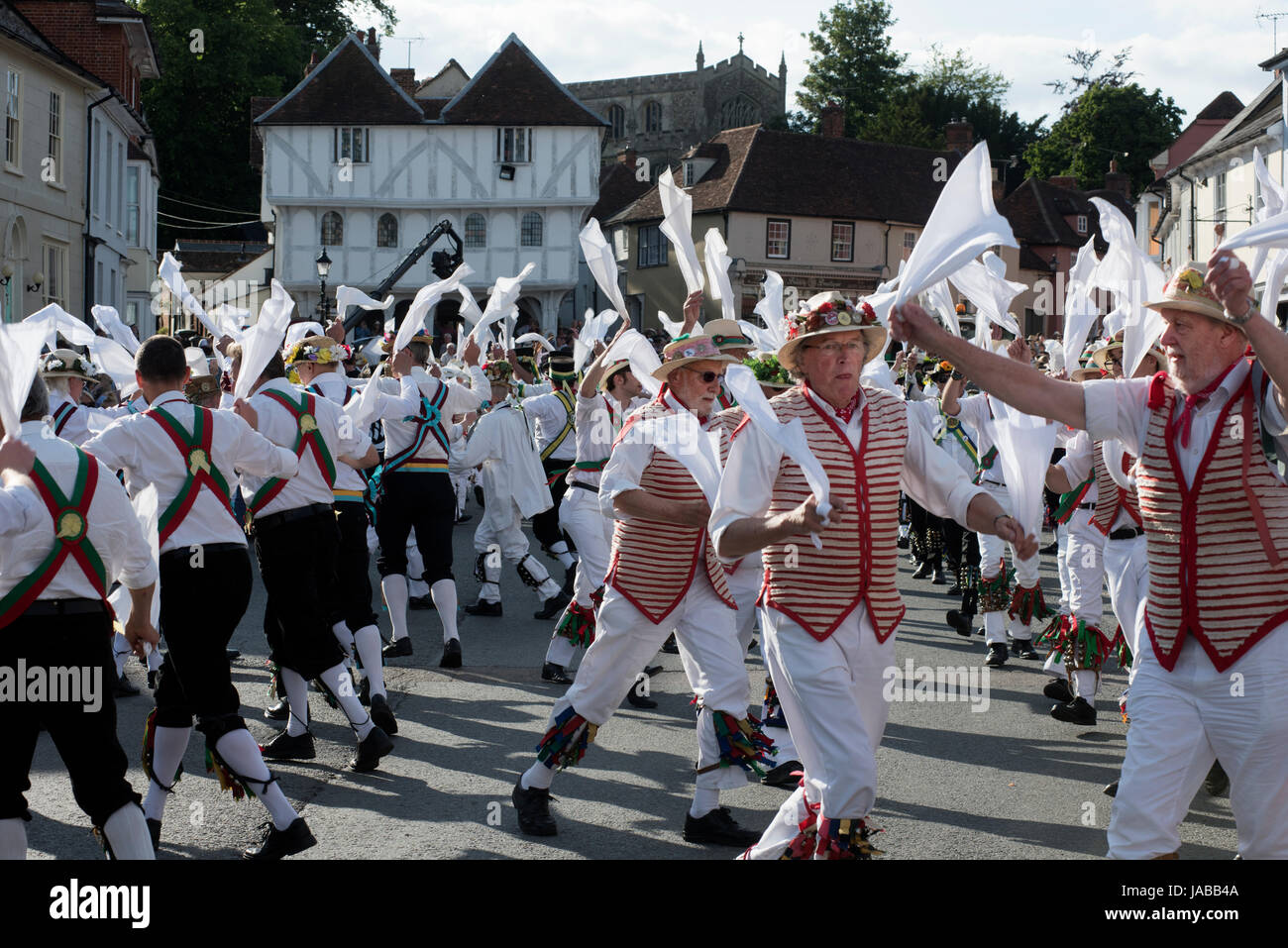 Thaxted Morris Weekend 3-4 giugno 2017 una riunione degli Stati club dell'anello di Morris celebra il novantesimo anniversario di fondazione della Thaxted Morris Dancing lato o team di Thaxted, a nord-ovest dell' Essex, Inghilterra England Regno Unito. Town Street Thaxted Essex durante la prima serata di ballo di massa attraverso la città. Centinaia di Morris ballerine provenienti dal Regno Unito e quest'anno il Silkeborg lato dalla Danimarca trascorrono la maggior parte del sabato la danza al di fuori del pub nelle vicinanze di villaggi dove consumare molta birra. Nel tardo pomeriggio tutti i lati si radunano in Thaxted dove ammassato il ballo è eseguita lungo la strada della città. Come tenebre cade Foto Stock