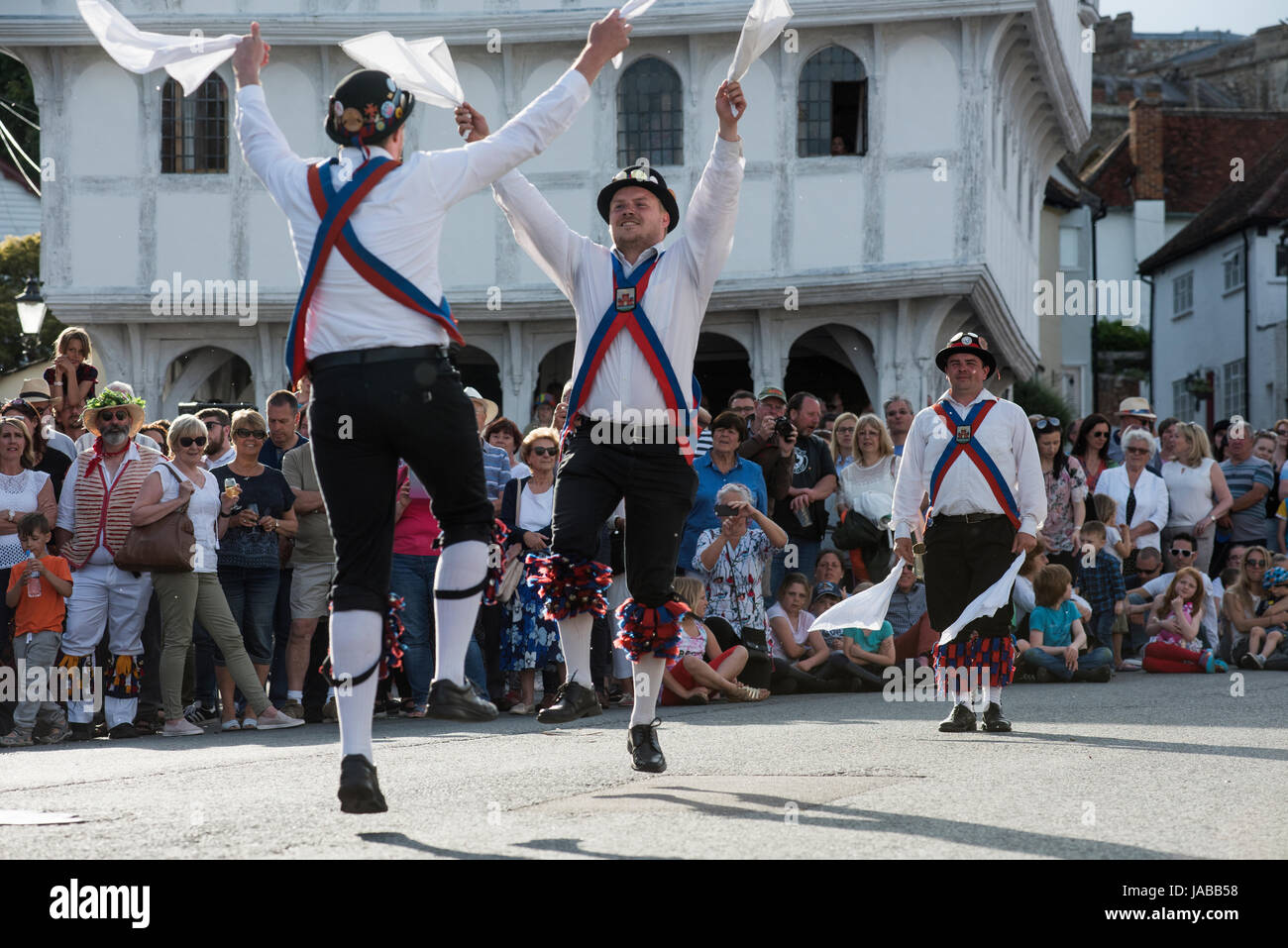 Thaxted Morris Weekend 3-4 giugno 2017 una riunione degli Stati club dell'anello di Morris celebra il novantesimo anniversario di fondazione della Thaxted Morris Dancing lato o team di Thaxted, a nord-ovest dell' Essex, Inghilterra England Regno Unito. Membri del Silkeborg lato eseguire Town Street Thaxted Essex durante la prima serata di ballo di massa attraverso la città. Centinaia di Morris ballerine provenienti dal Regno Unito e quest'anno il Silkeborg lato dalla Danimarca, visto qui, trascorrono la maggior parte del sabato la danza al di fuori del pub nelle vicinanze di villaggi dove consumare molta birra. Nel tardo pomeriggio tutti i lati si radunano in Thaxted dove ammassato dancing Foto Stock