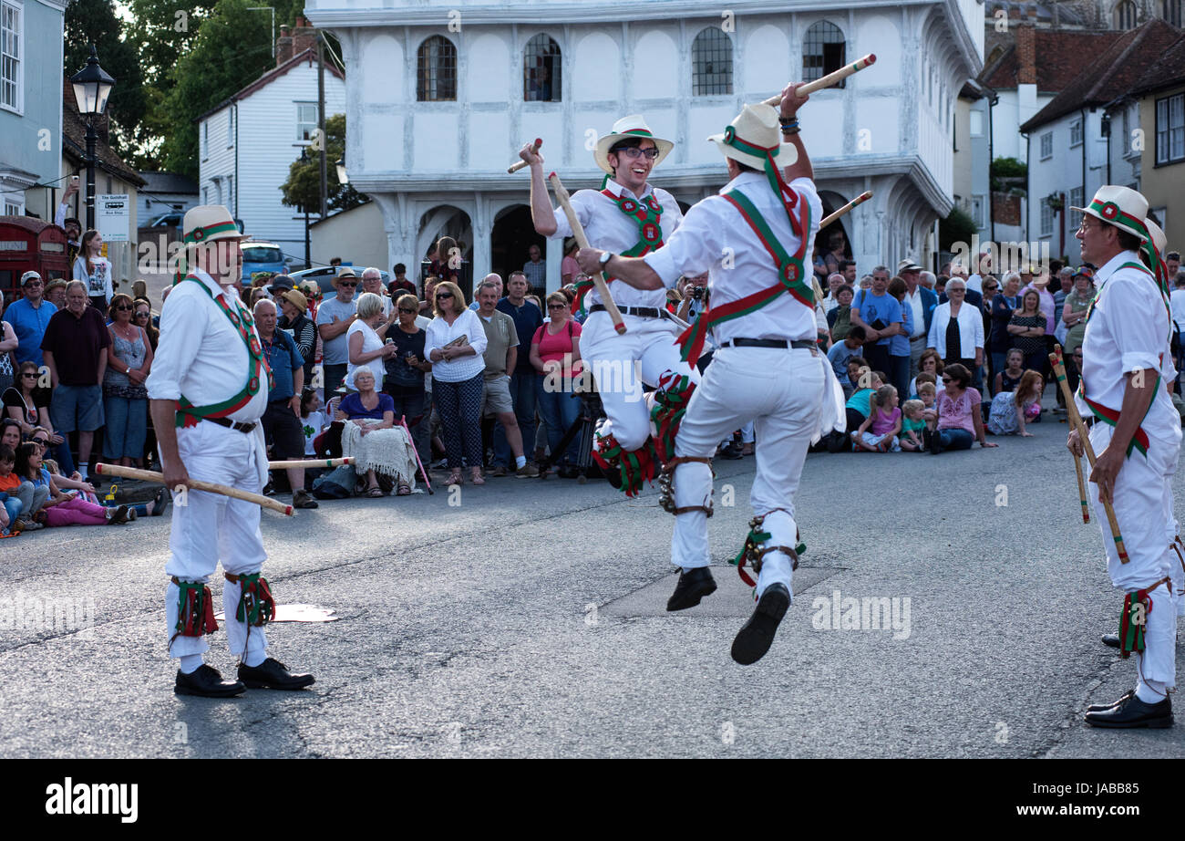 Thaxted Morris Weekend 3-4 giugno 2017 una riunione degli Stati club dell'anello di Morris celebra il novantesimo anniversario di fondazione della Thaxted Morris Dancing lato o team di Thaxted, a nord-ovest dell' Essex, Inghilterra England Regno Unito. I membri di Winchester lato eseguire in Town Street Thaxted Essex nelle serate danzanti. Centinaia di Morris ballerine provenienti dal Regno Unito e quest'anno il Silkeborg lato dalla Danimarca trascorrono la maggior parte del sabato la danza al di fuori del pub nelle vicinanze di villaggi dove consumare molta birra. Nel tardo pomeriggio tutti i lati si radunano in Thaxted dove ammassato il ballo è eseguita lungo la strada della città. Come l'oscurità Foto Stock