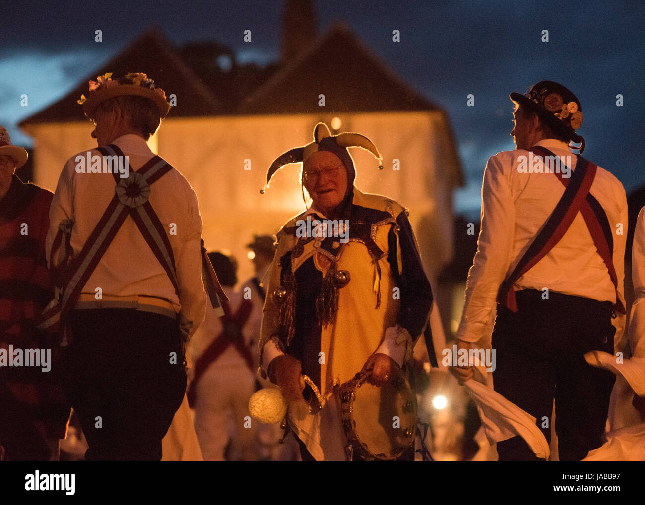 Thaxted Morris Weekend 3-4 giugno 2017 una riunione degli Stati club dell'anello di Morris celebra il novantesimo anniversario di fondazione della Thaxted Morris Dancing lato o team di Thaxted, a nord-ovest dell' Essex, Inghilterra England Regno Unito. Lo stolto dal lato Thelwell da Warrington durante la messa serale dancing in Town Street Thaxted Essex centinaia di Morris ballerine provenienti dal Regno Unito e quest'anno il Silkeborg lato dalla Danimarca trascorrono la maggior parte del sabato la danza al di fuori del pub nelle vicinanze di villaggi dove consumare molta birra. Nel tardo pomeriggio tutti i lati si radunano in Thaxted dove ammassato il ballo è eseguita lungo la città St Foto Stock