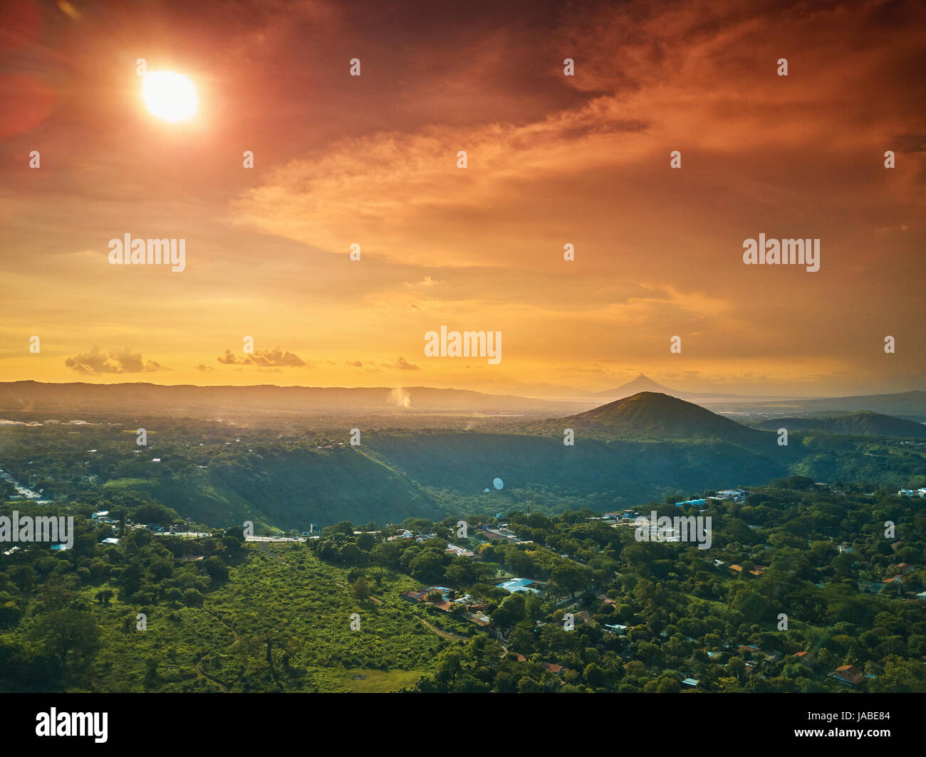 Sunny Nicaragua paesaggio vista aerea. Verde collina e montagna in Managua Foto Stock