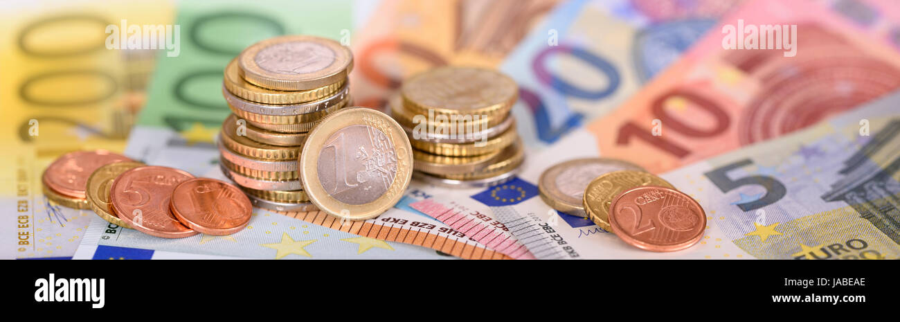 Panorama ancora delle banconote e delle monete in euro della moneta europea Foto Stock