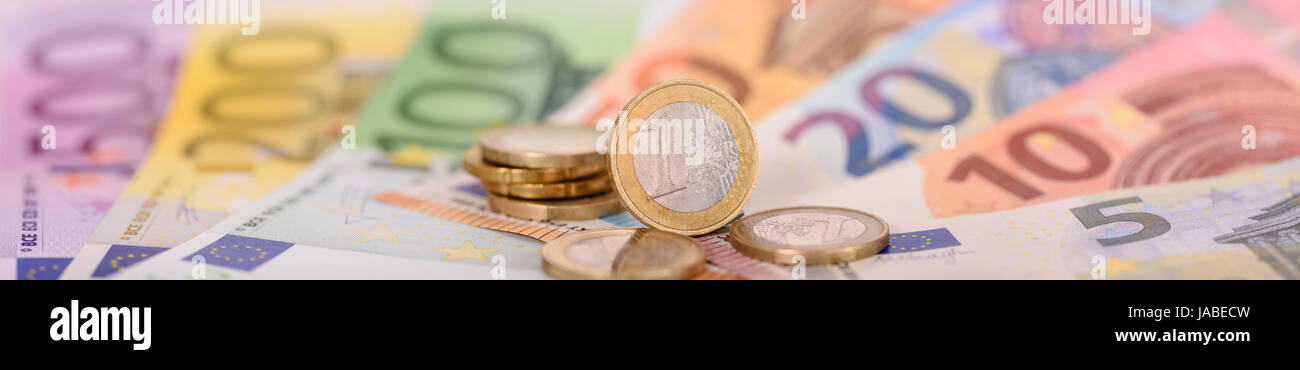 Panorama ancora delle banconote e delle monete in euro della moneta europea Foto Stock