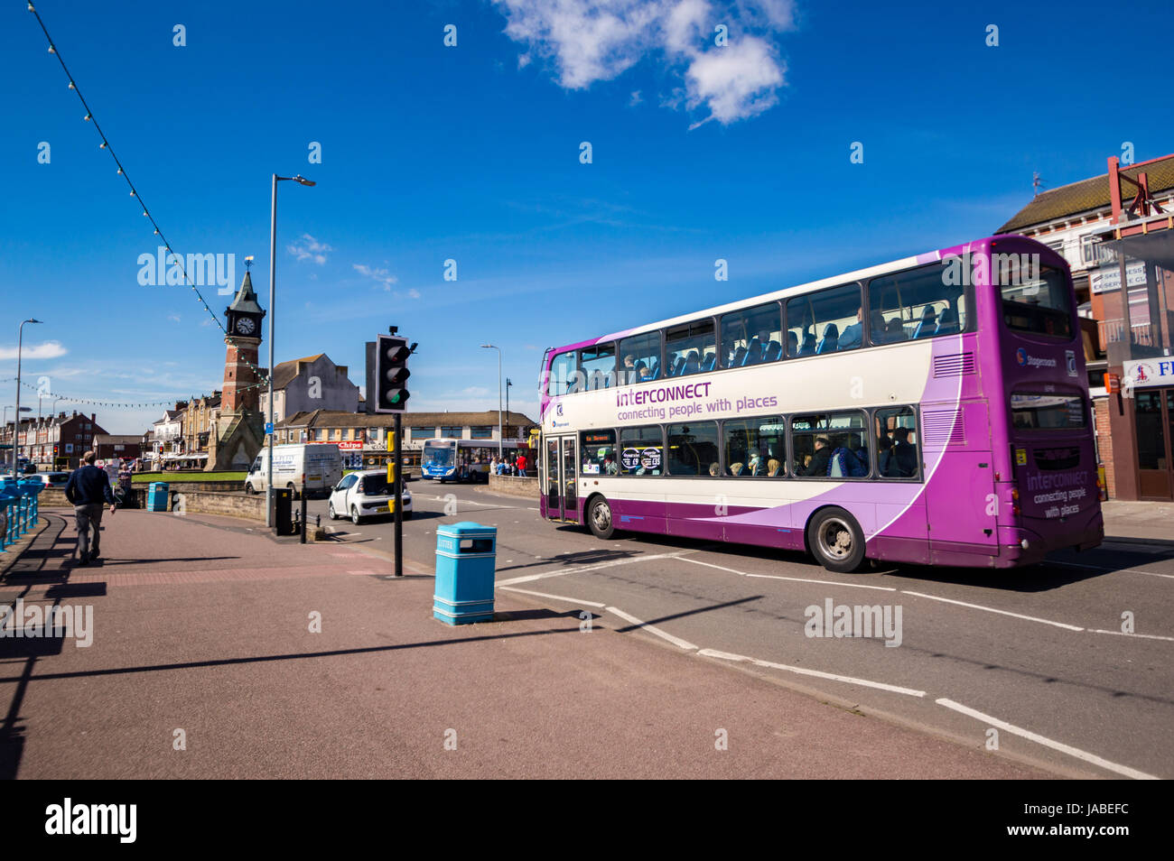 Stagecoach Interconnect che corre lungo SKEGNESS SEAFRONT Foto Stock