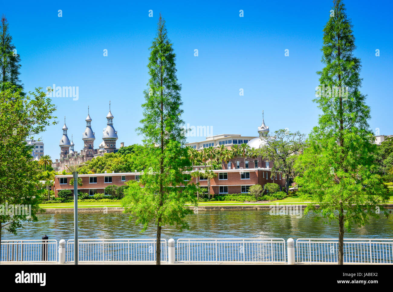 Vista attraverso il Fiume Hillsborough per la singolare architettura del campus della University of Tampa dal Tampa River Walk in downtown Tampa, FL Foto Stock