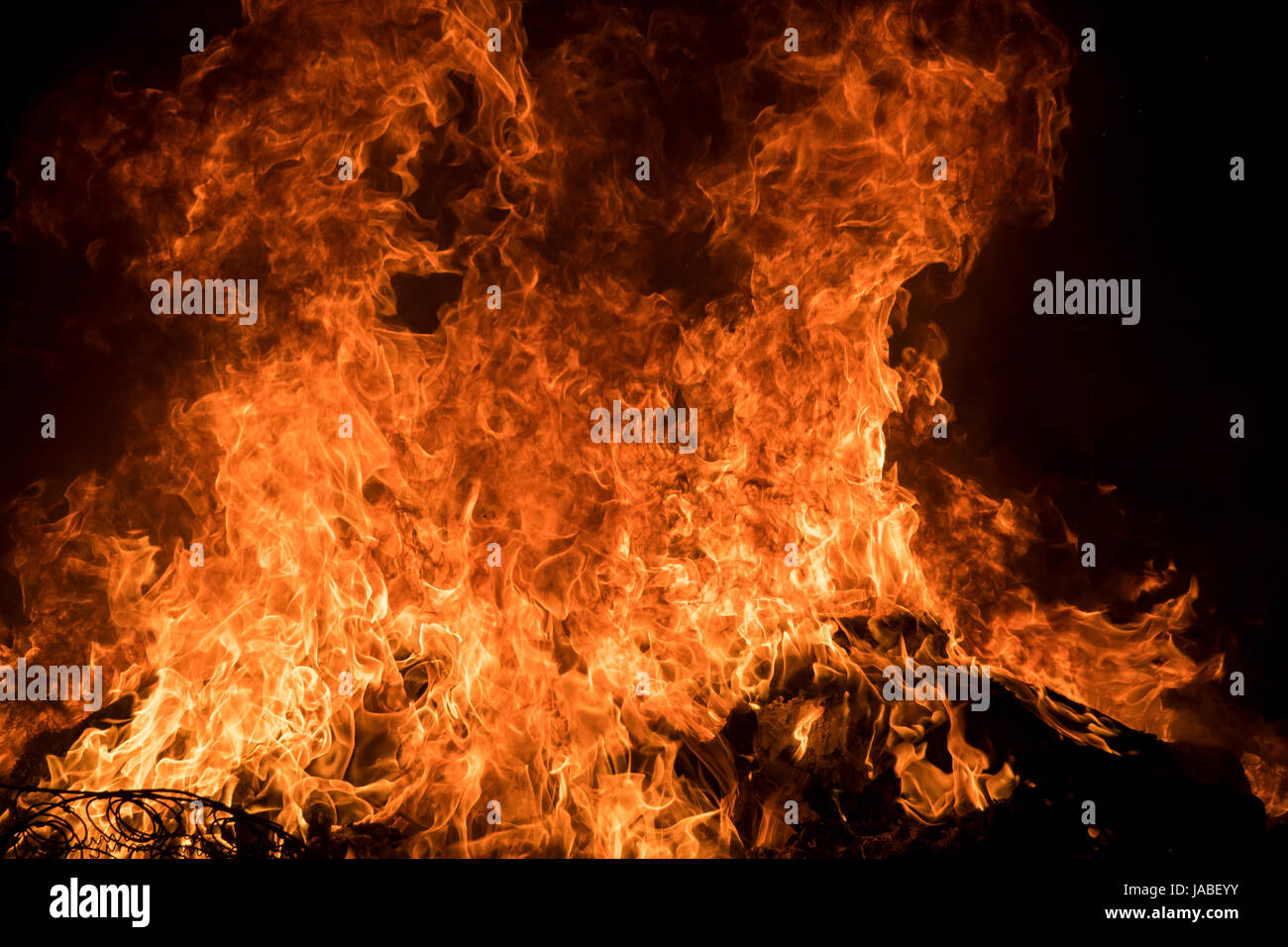 Le fiamme su un falò. Foto Stock