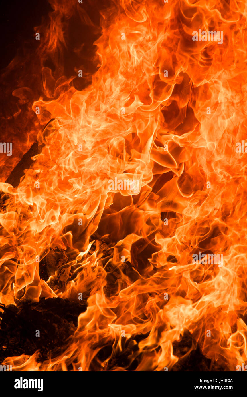 Le fiamme su un falò. Foto Stock