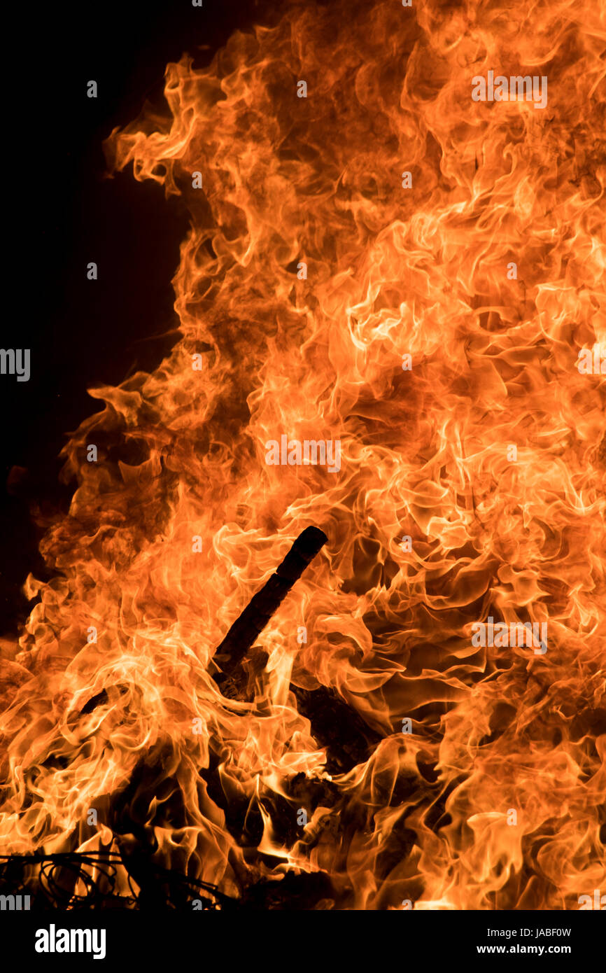 Le fiamme su un falò. Foto Stock