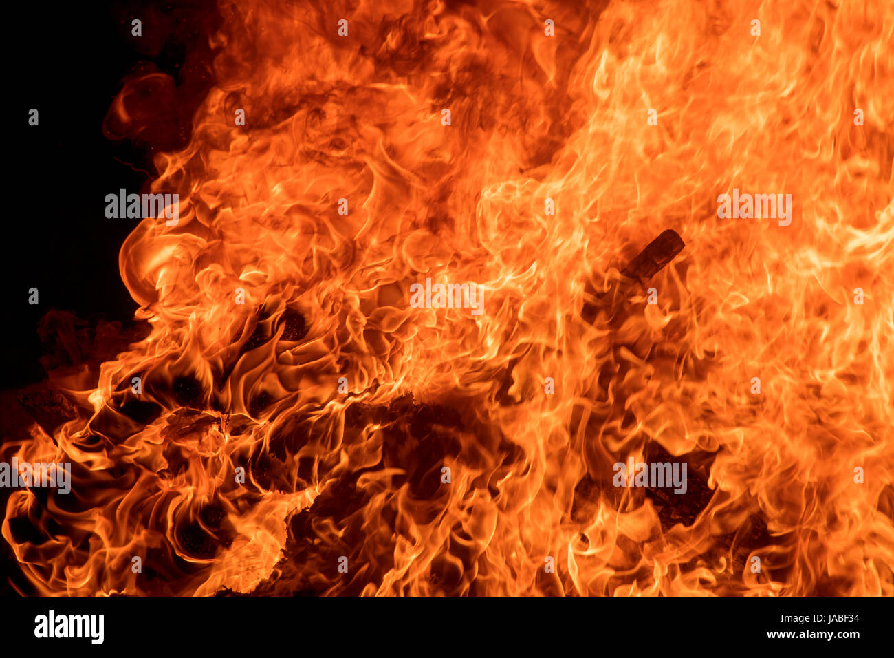 Le fiamme su un falò. Foto Stock