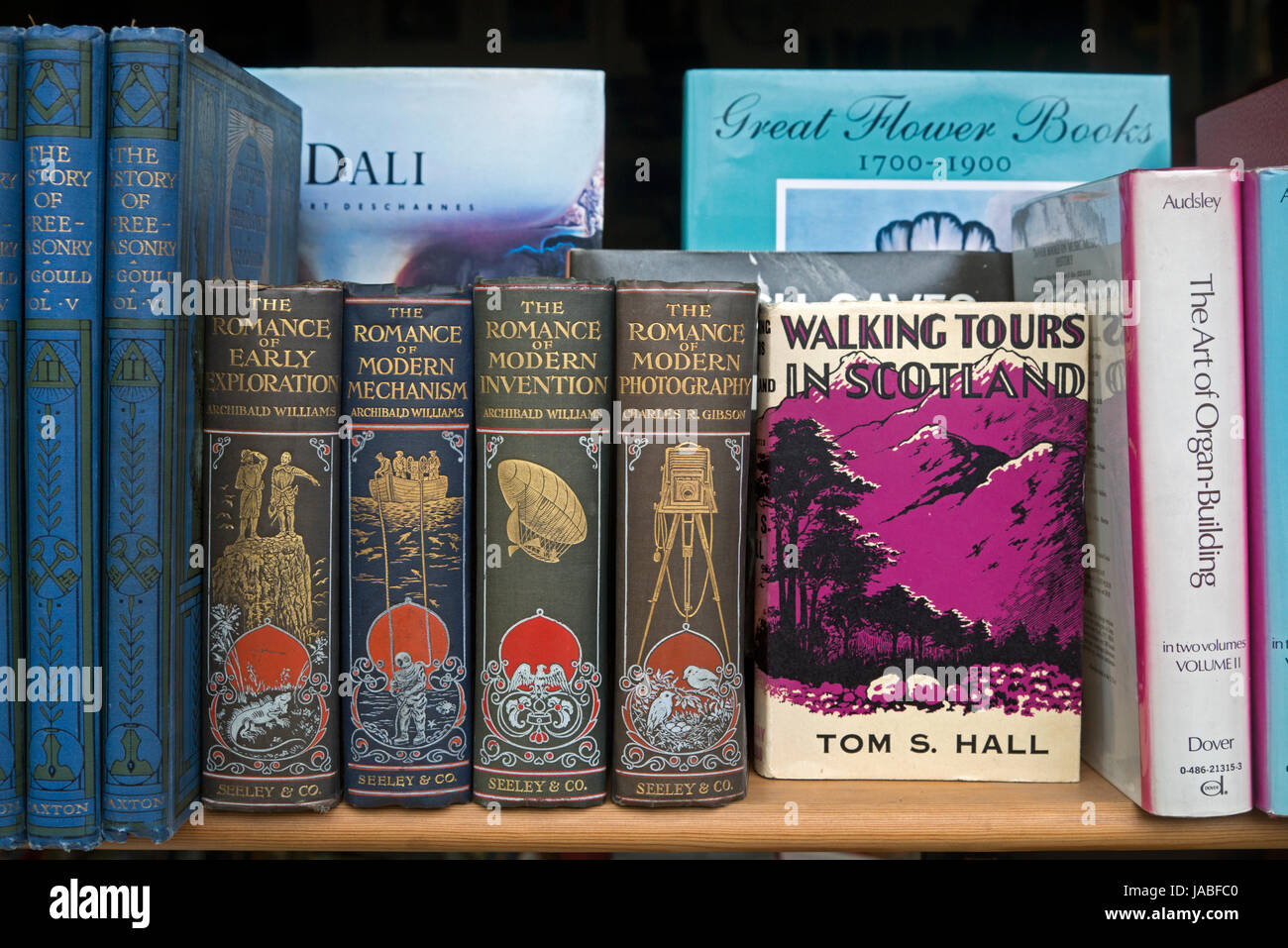 Vintage libri su uno scaffale in una libreria di seconda mano di Edimburgo. Foto Stock