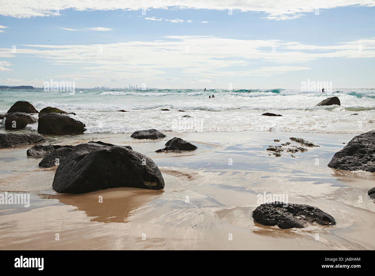 Guardando al mare con scogli in primo piano a Coolangatta beach Foto Stock