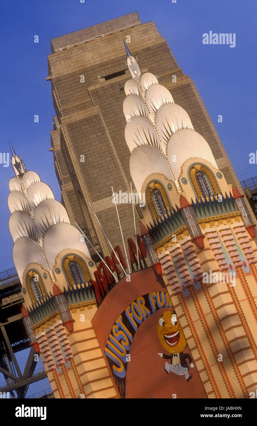 Ingresso al Luna Park con il pilone Nord del Sydney Harbour Bridge sullo sfondo. Sydney, nuovo Galles del Sud, Australia Foto Stock