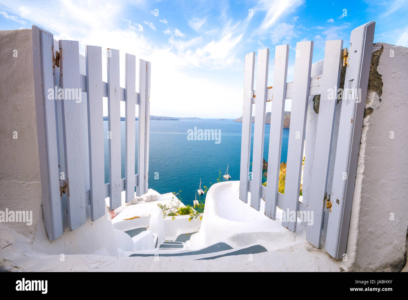 Una tradizionale porta simmetrica cantiere, ia, Santorini, Grecia. luna di miele estate egeo sullo sfondo delle Cicladi, serenità, tranquillità. Foto Stock