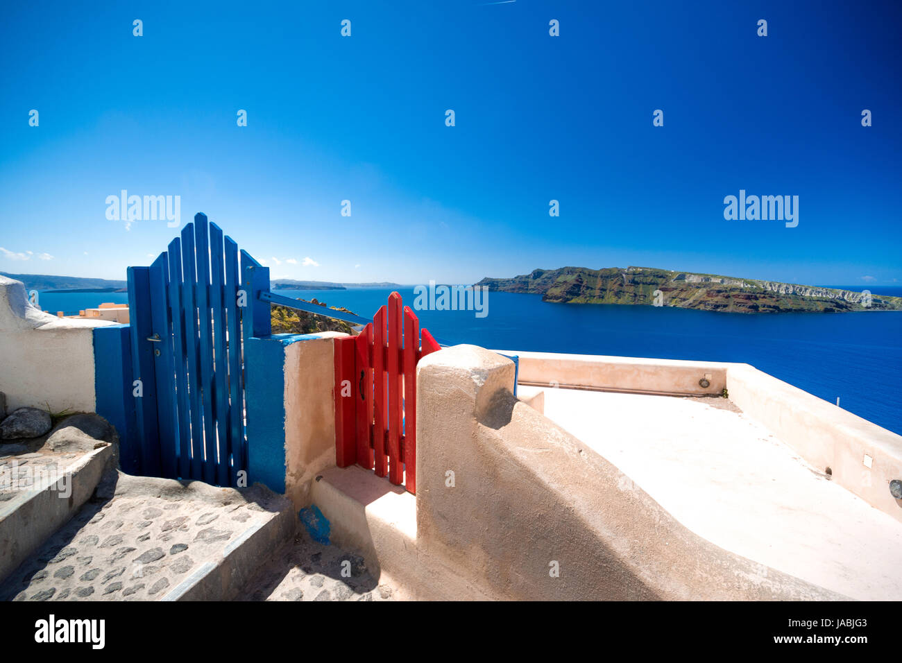 Una tradizionale porta simmetrica cantiere, ia, Santorini, Grecia. luna di miele estate egeo sullo sfondo delle Cicladi, serenità, tranquillità. Foto Stock