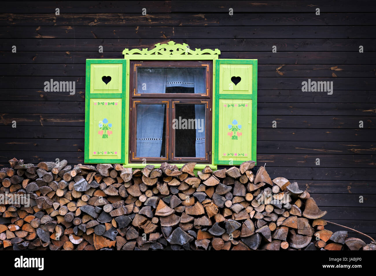Verde persiane aperte della vecchia casa in legno Foto Stock