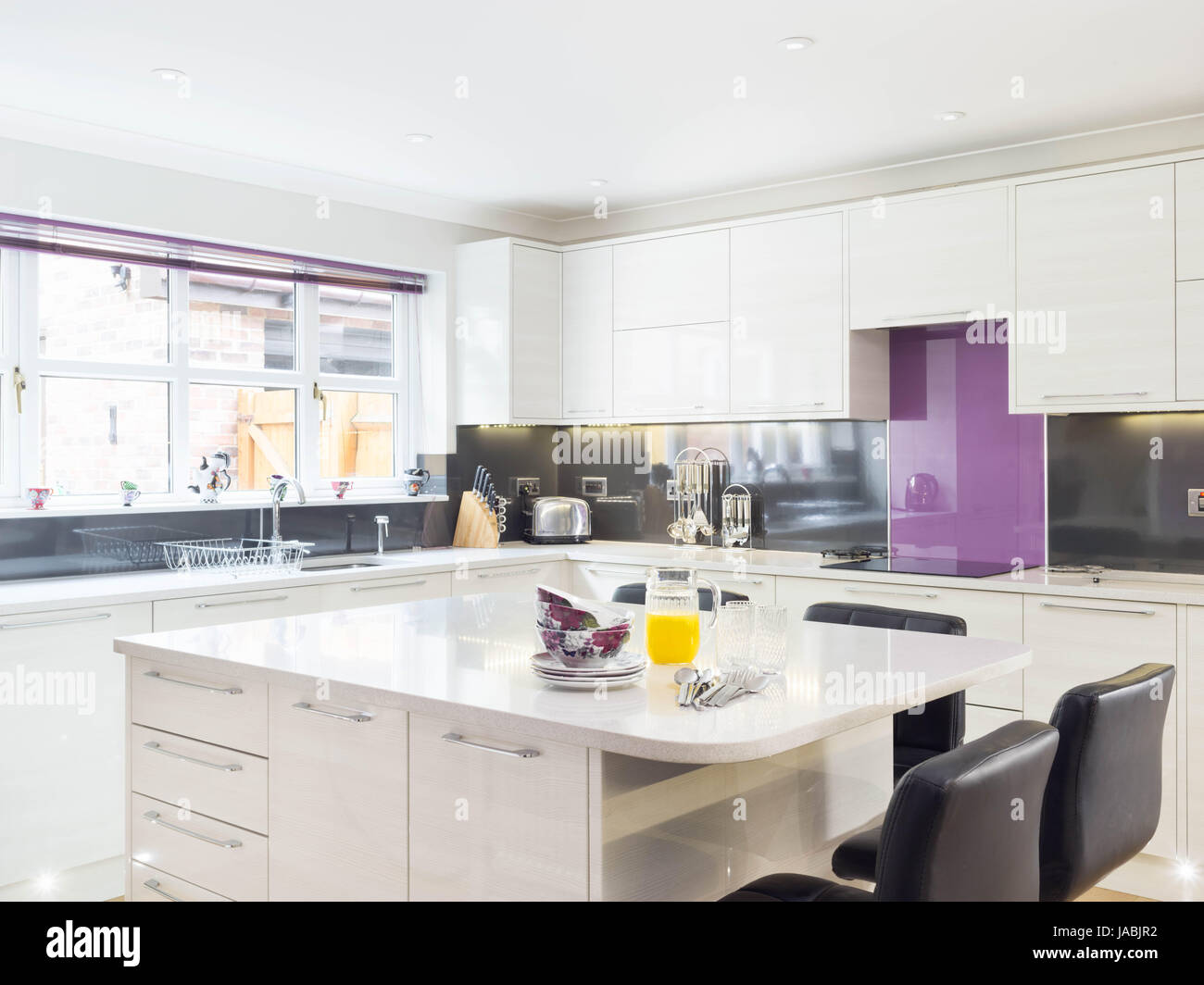 Un Isola per cucina / bar per la colazione in una moderna cucina designer Foto Stock