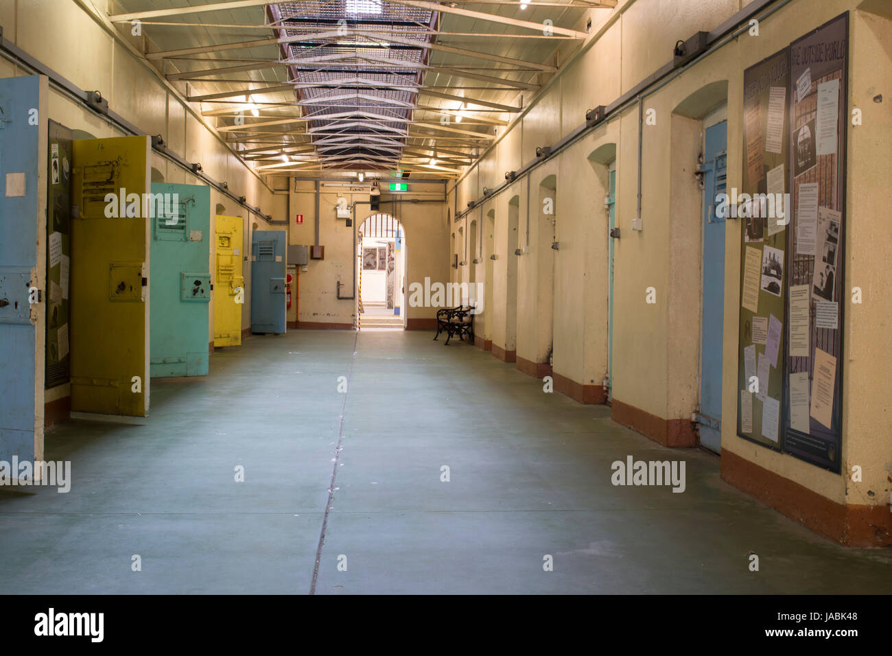 Adelaide, Australia del Sud - Agosto 14, 2016: aprire le porte delle celle di detenzione preventiva presso la vecchia storica prigione di Adelaide, Adelaide, Australia del Sud Foto Stock