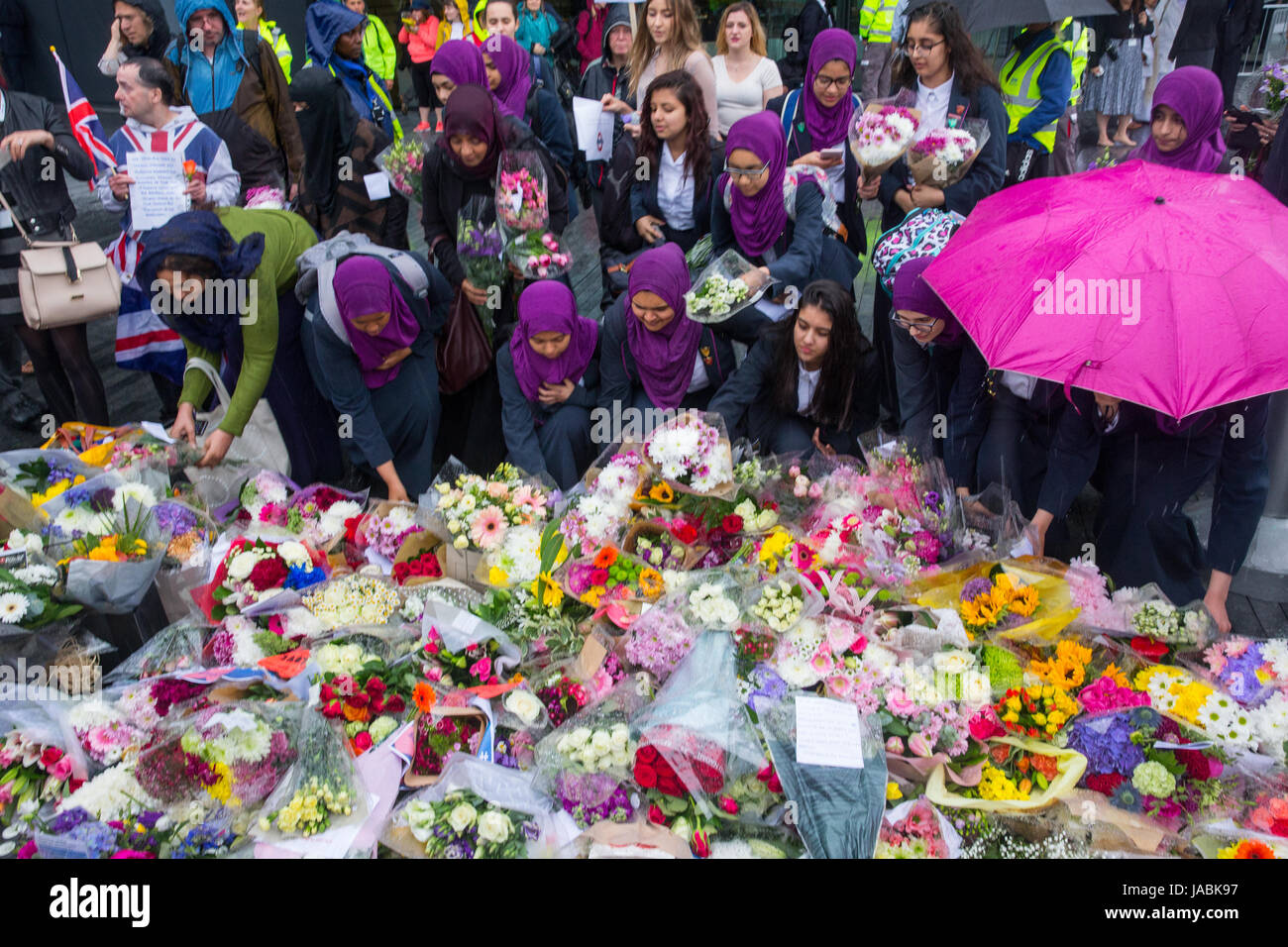 I bambini la posa di fiori alla vigilia al di fuori della città di Hall in memoria di coloro che hanno perso la vita e sono stati feriti durante gli attacchi del Ponte di Londra. Foto Stock