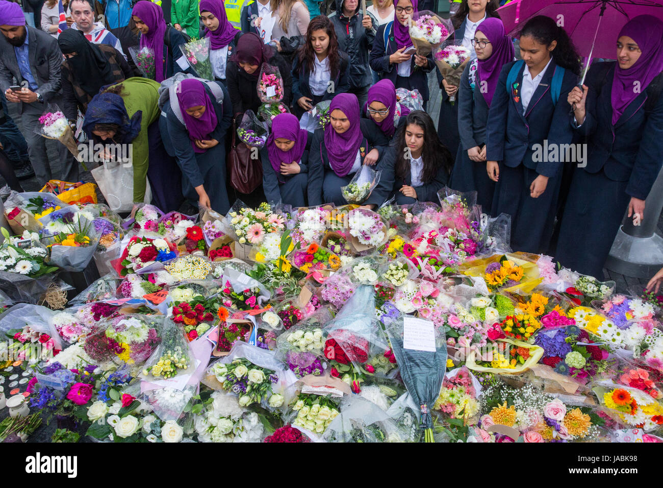 I bambini la posa di fiori alla vigilia al di fuori della città di Hall in memoria di coloro che hanno perso la vita e sono stati feriti durante gli attacchi del Ponte di Londra. Foto Stock