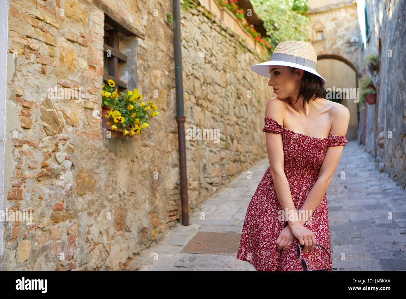 Donna attraente turistico con hat nella vecchia città europea Foto Stock