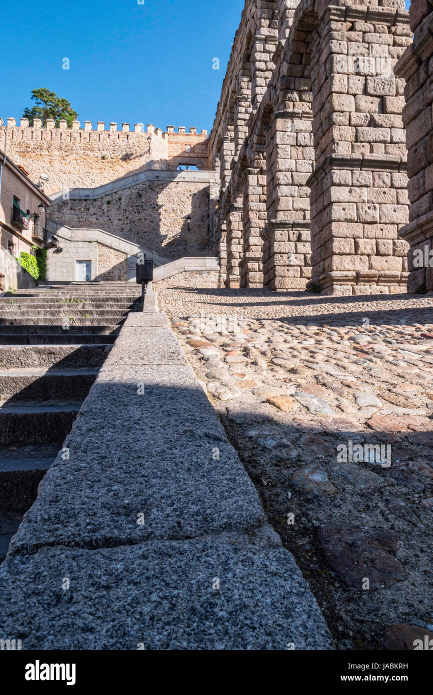 Vista parziale dell'acquedotto romano e le scale per accedere alla parete che circonda la città, che si trova nella città di Segovia, Sito Patrimonio Mondiale dell'Unesco, Spa Foto Stock
