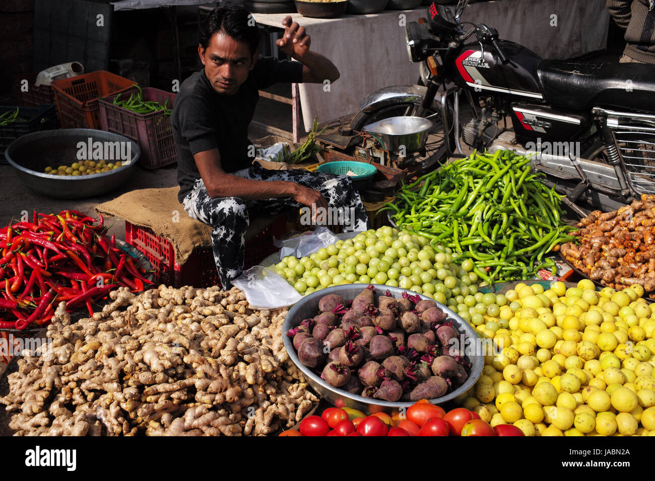 Venditore vegetali, Indian street market Foto Stock