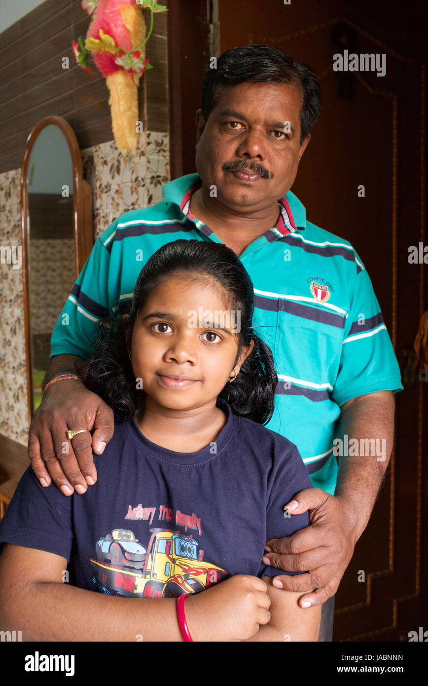 Padre e figlia in un villaggio indiano Foto Stock