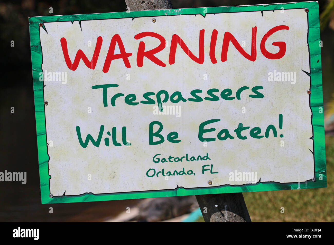 Avvertenza i trasgressori saranno mangiato segno a Gatorland Florida Foto Stock